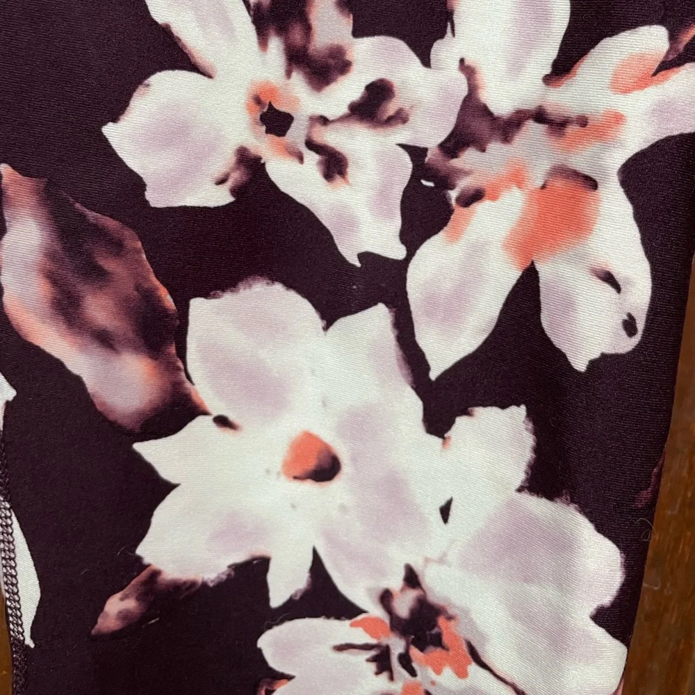 đźŤ2/$45~NWOT Balance Collection Wild Plum Floral Leggings~Large - Picture 7 of 11